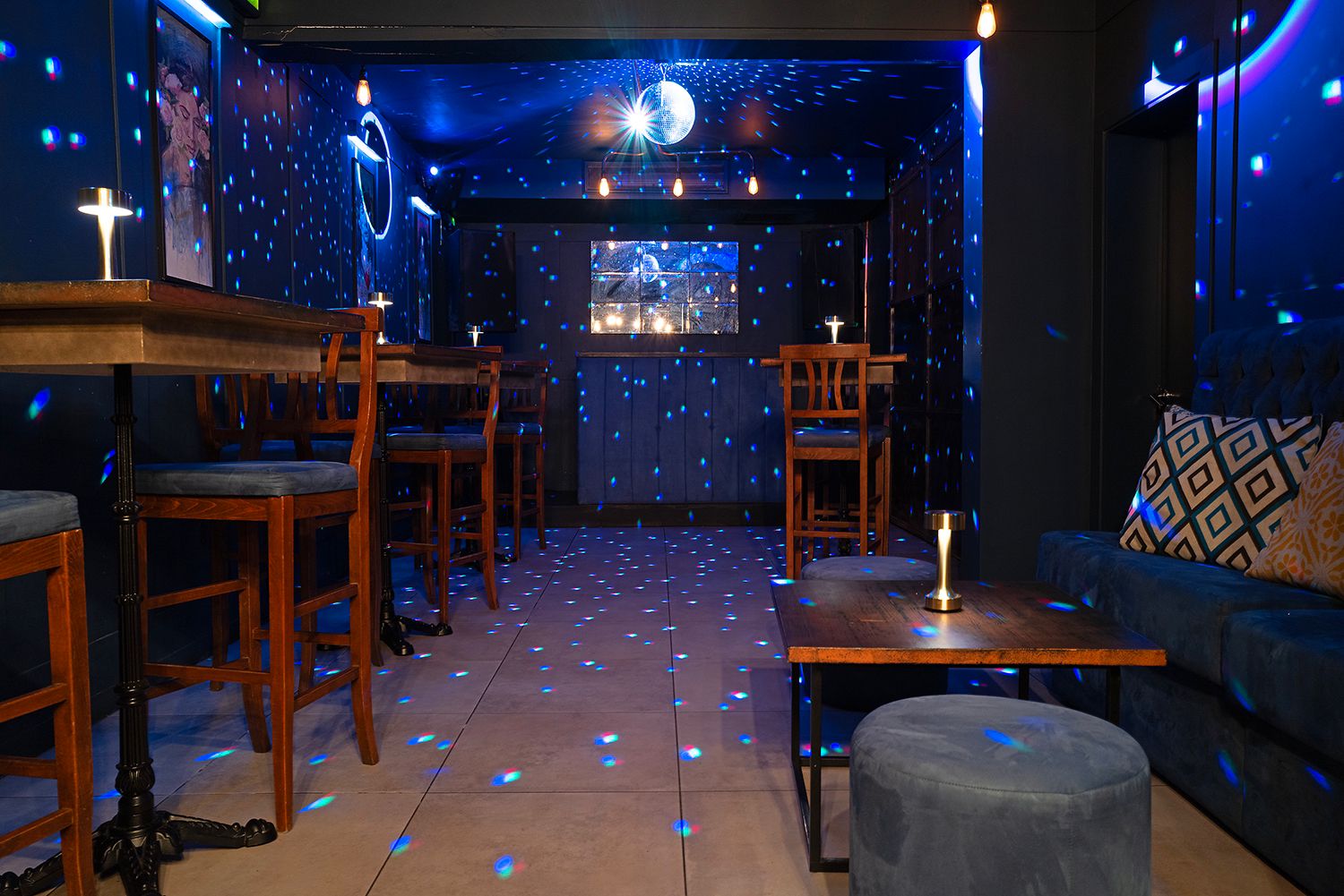 Bar and Lounge Image 2